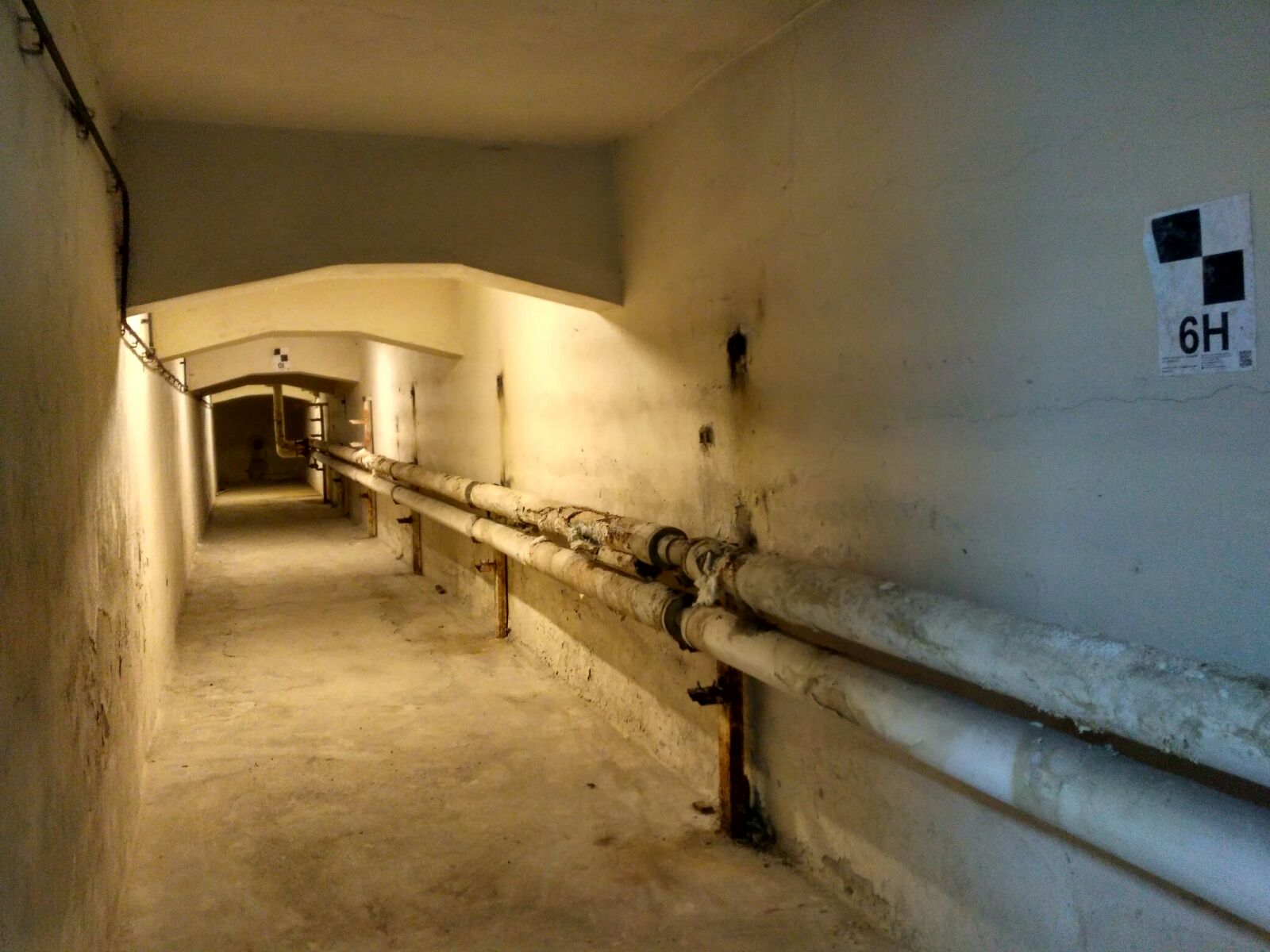 REPORTAJ/ Tunelul secret uitat de vreme prin care plecau de la Casino Sinaia bogații cu averi fabuloase - VIDEO