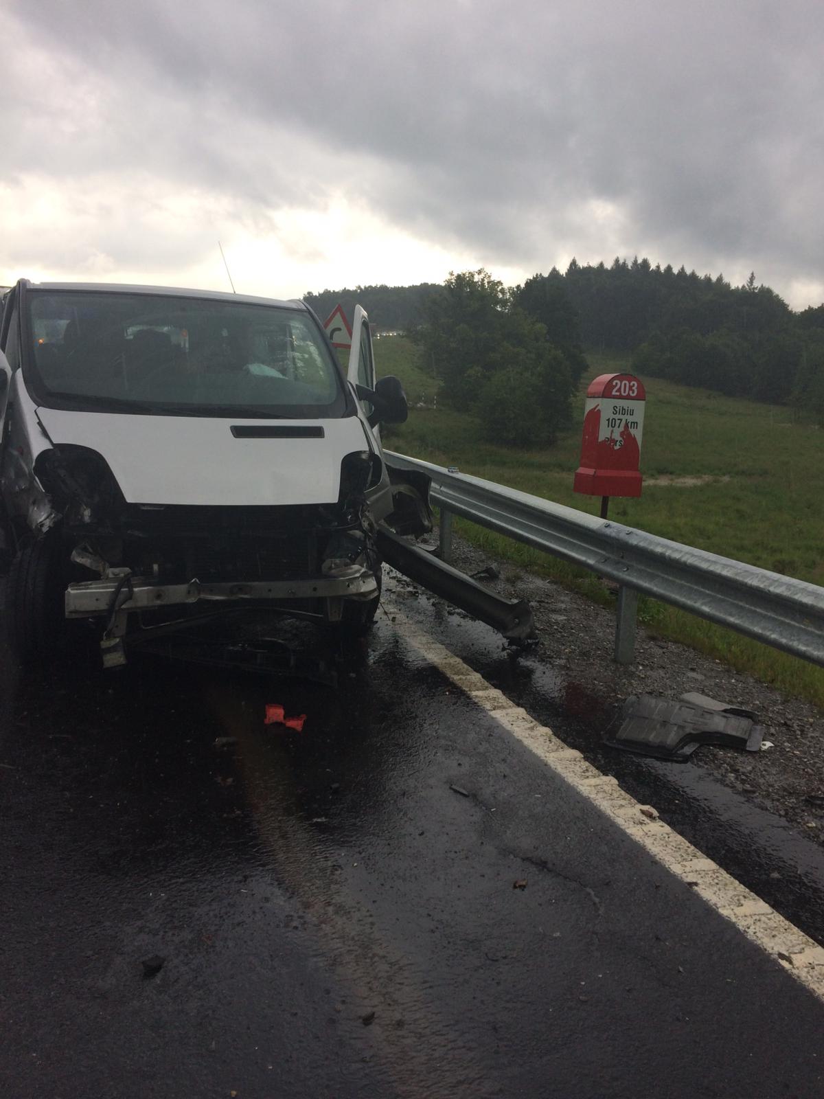 Un microbuz s-a ciocnit de un parapet în Perşani, judeţul Braşov. Un pasager a fost proiectat în afara vehiculului