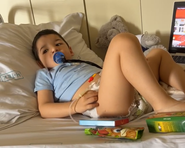 Ami másnak biztos halál, neki csak pár karcolás: játékból ugrott ki Jonatán az ötödik emeletről