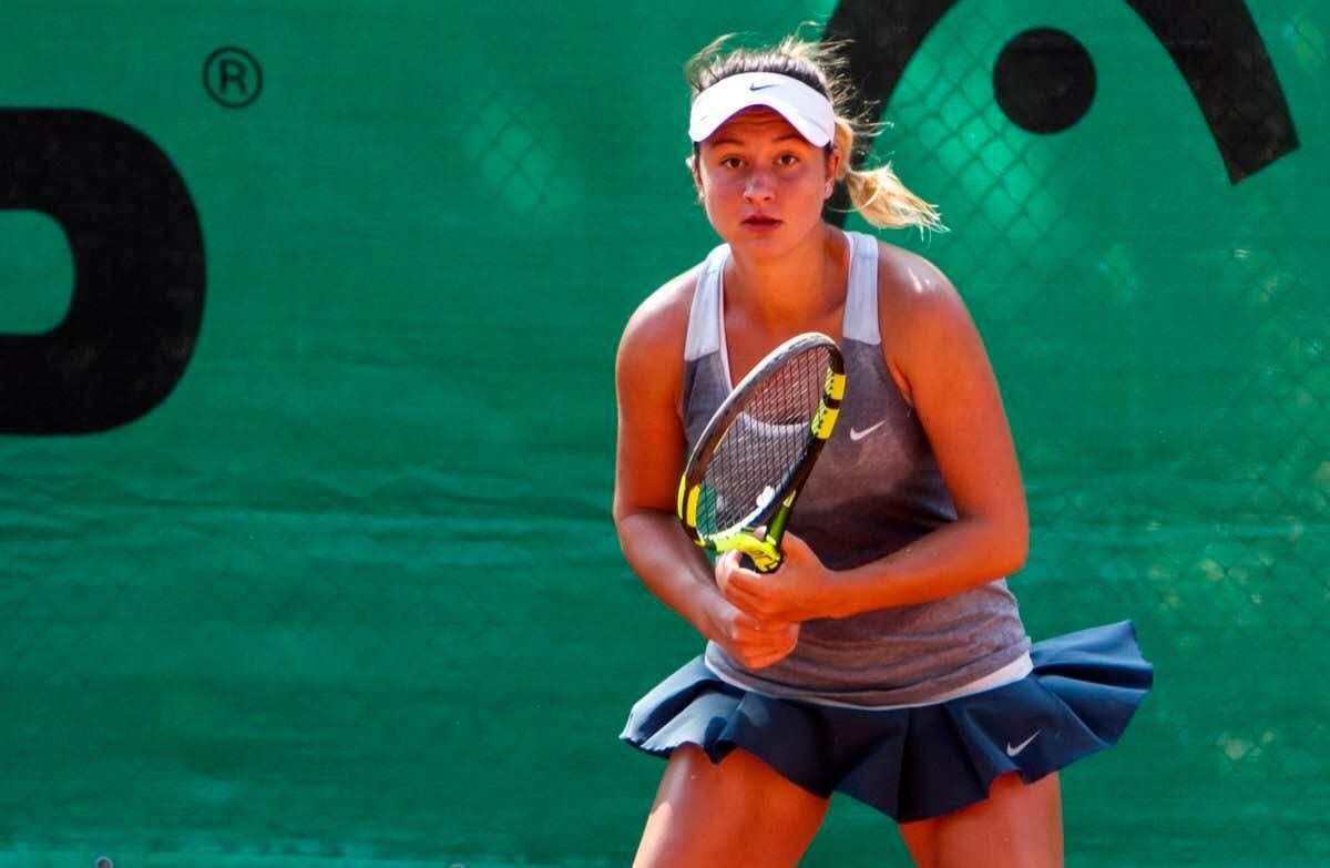Ioana Loredana Roșca, câștigătoarea probei de dublu junioare la Roland Garros 2014, luptă ca să poată juca tenis. E studentă, a lucrat barmaniță în Spania și strânge bani pe internet