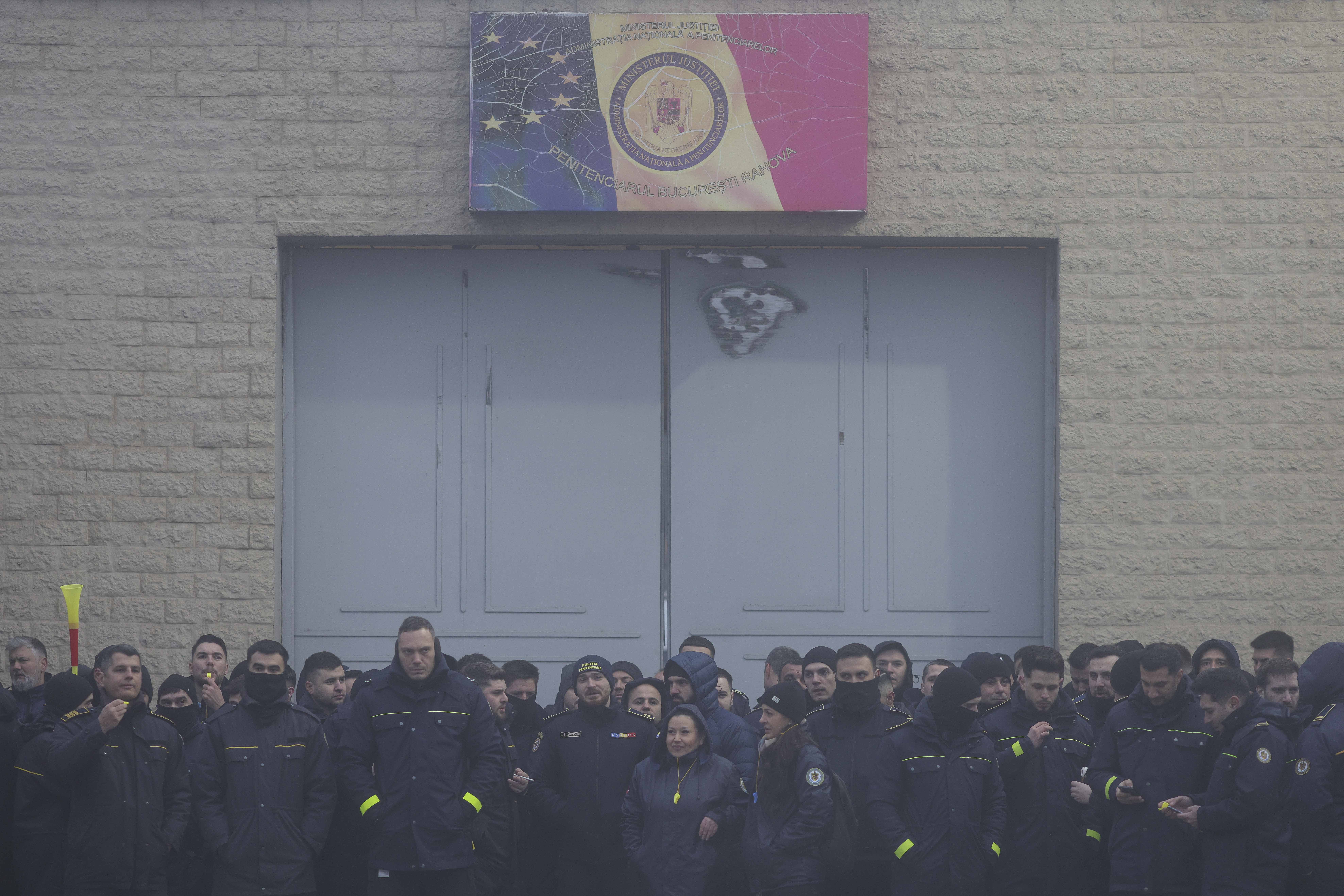 Proteste la penitenciare. Polițiștii nu vor să lucreze din cauza Ordonanței „trenuleț” și nu duc deținuții la instanțe