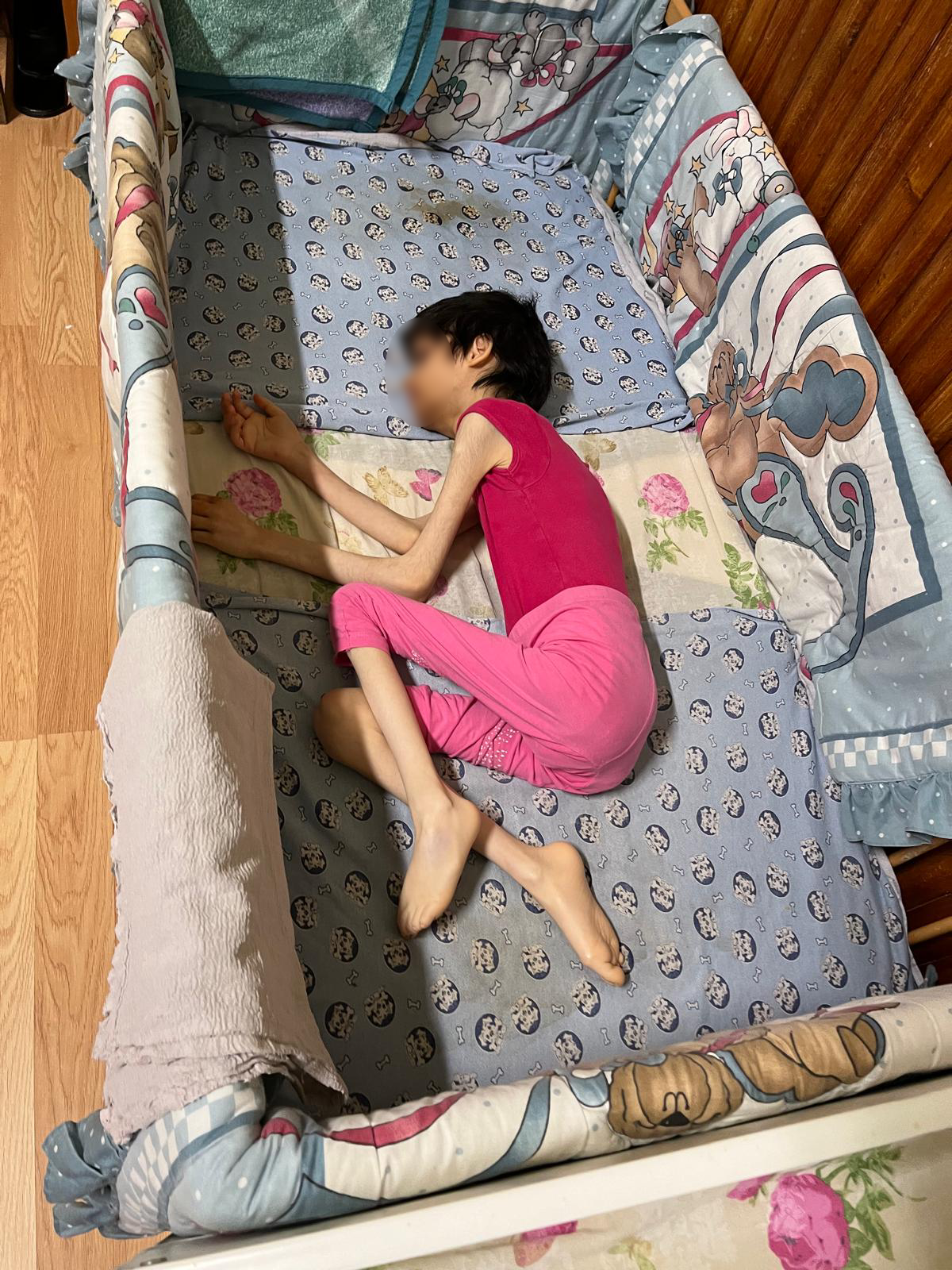 Imagini greu de privit din centrele unde copiii cu dizabilități erau ținuți încuiați cu zăvoare, ca să nu iasă din camere, în Mureș