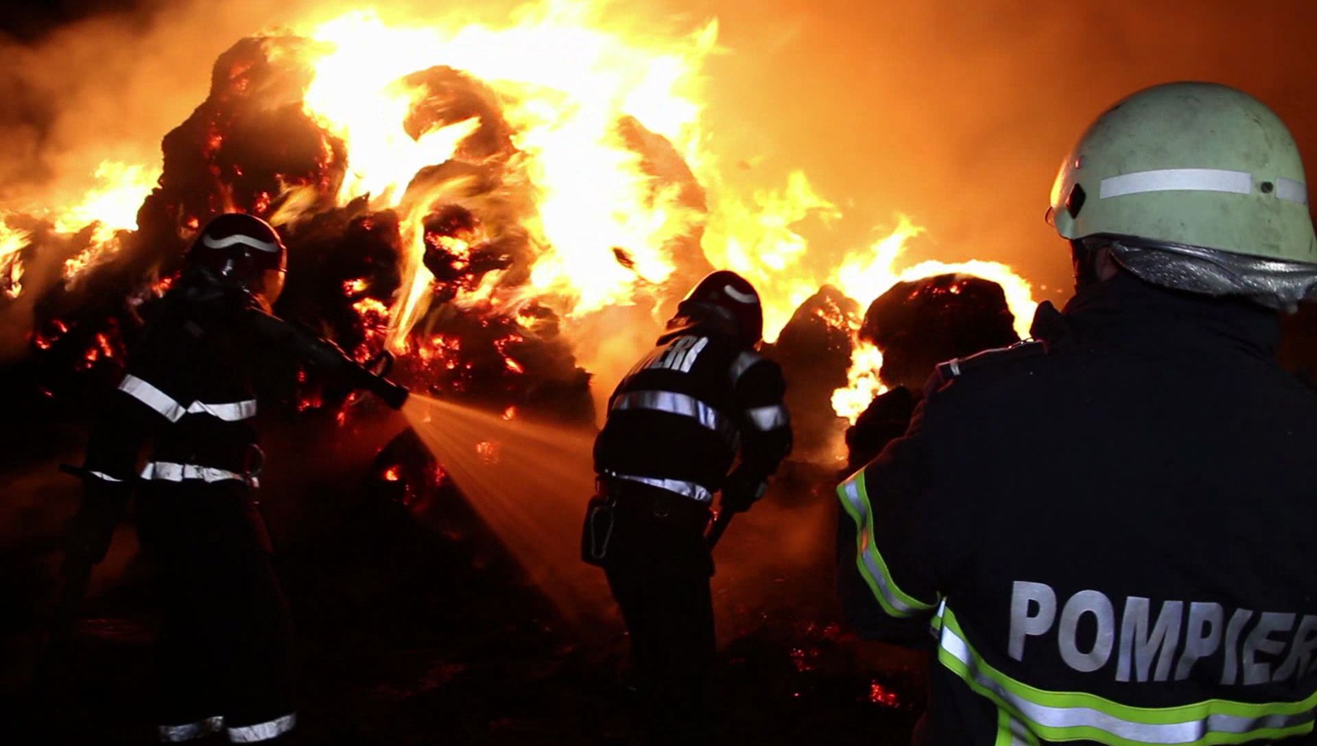 Flăcări de 10 metri au mistuit tone de furaje în Buzău! GALERIE FOTO