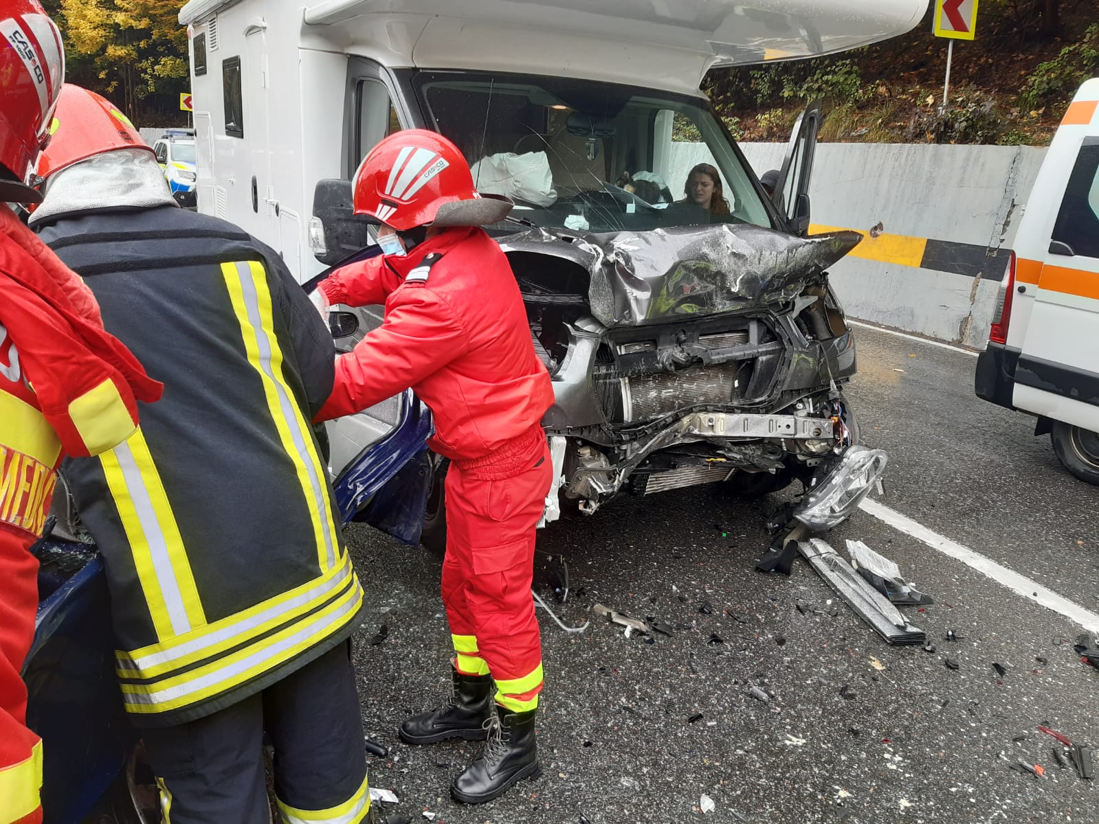 Mașină distrusă de o autorulotă, într-un accident în Prahova. Cinci persoane, printre care și un bebeluș, au fost rănite