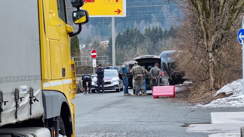 Șofer român de TIR baricadat în cabină, luat cu asalt de trupele speciale Cobra, într-o parcare din Austria. Dus cu elicopterul la spital, viața lui e în pericol