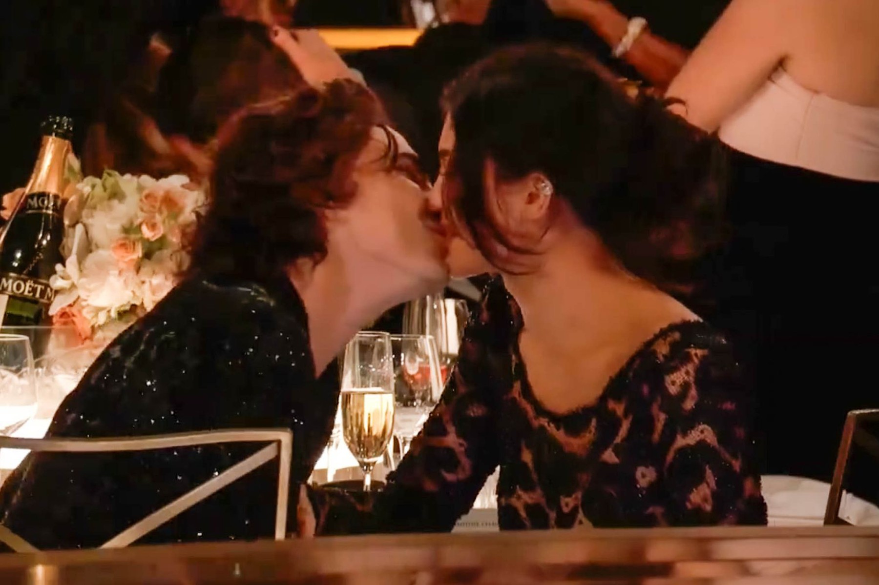 Timothée Chalamet și Kylie Jenner, gesturi tandre la Globurile de Aur. S-au sărutat fără să le pese că sunt fotografiați