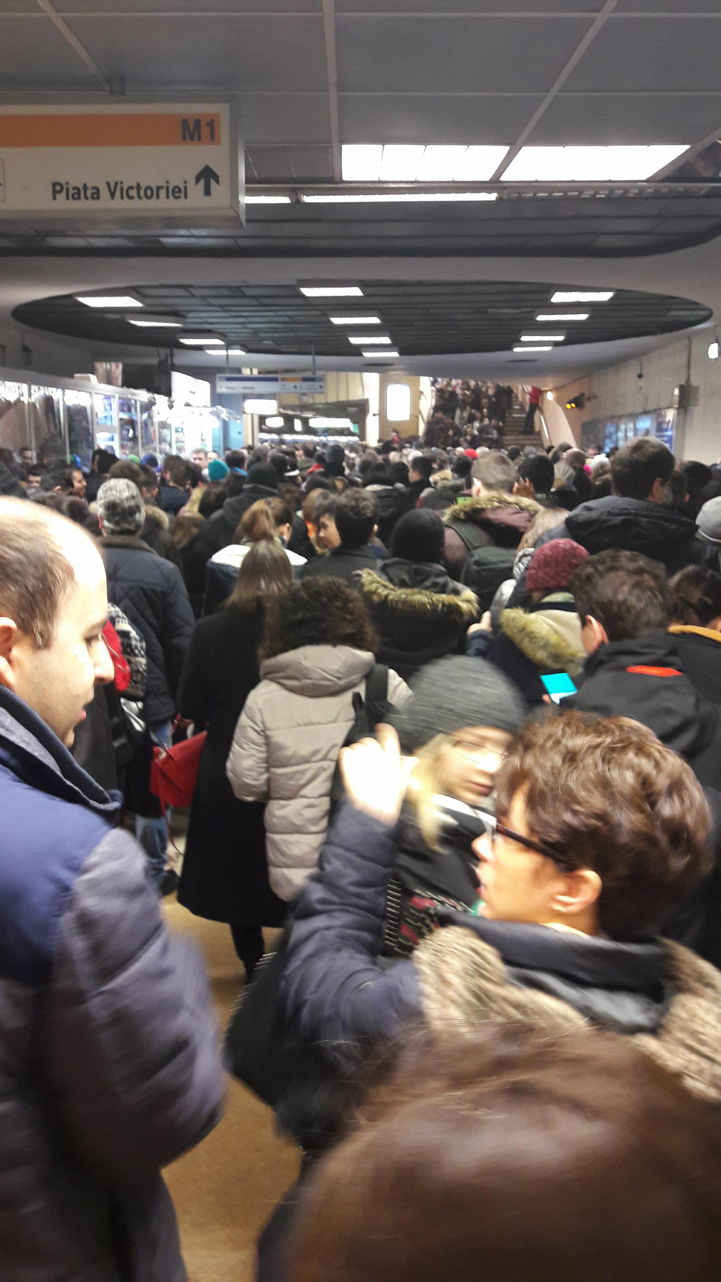 Aglomerație la metrou, pe magistrala Berceni-Pipera. Explicațiile Metrorex despre blocaj / FOTO