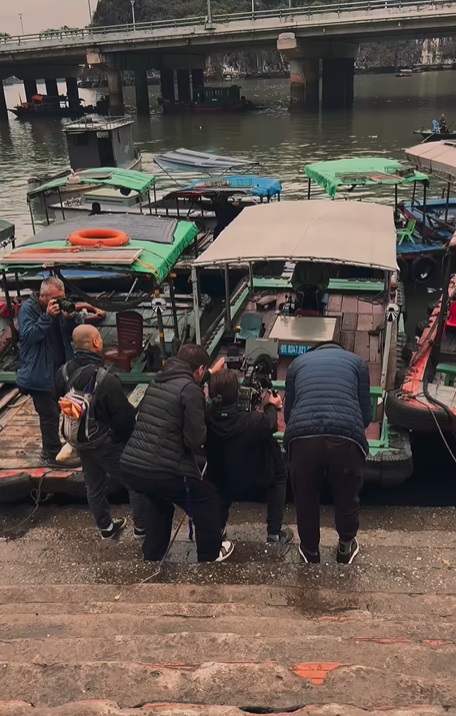 Imagini din culisele Asia Express 2025, care începe la toamnă. Cameramanii filmează din noroaie, iar Irina Fodor înfruntă ploaia și vântul