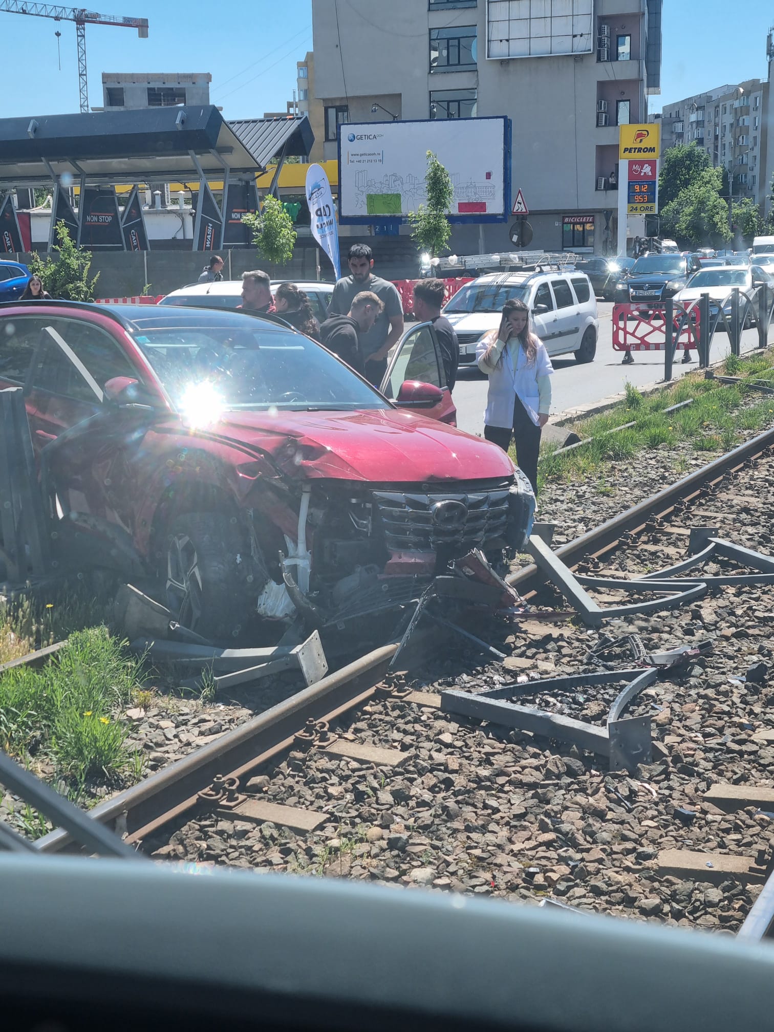 Linia tramvaiului 41 din București, blocată 85 de minute pe Șoseaua Virtuții după un accident. O mașină Hyundai Tucson a intrat pe șine