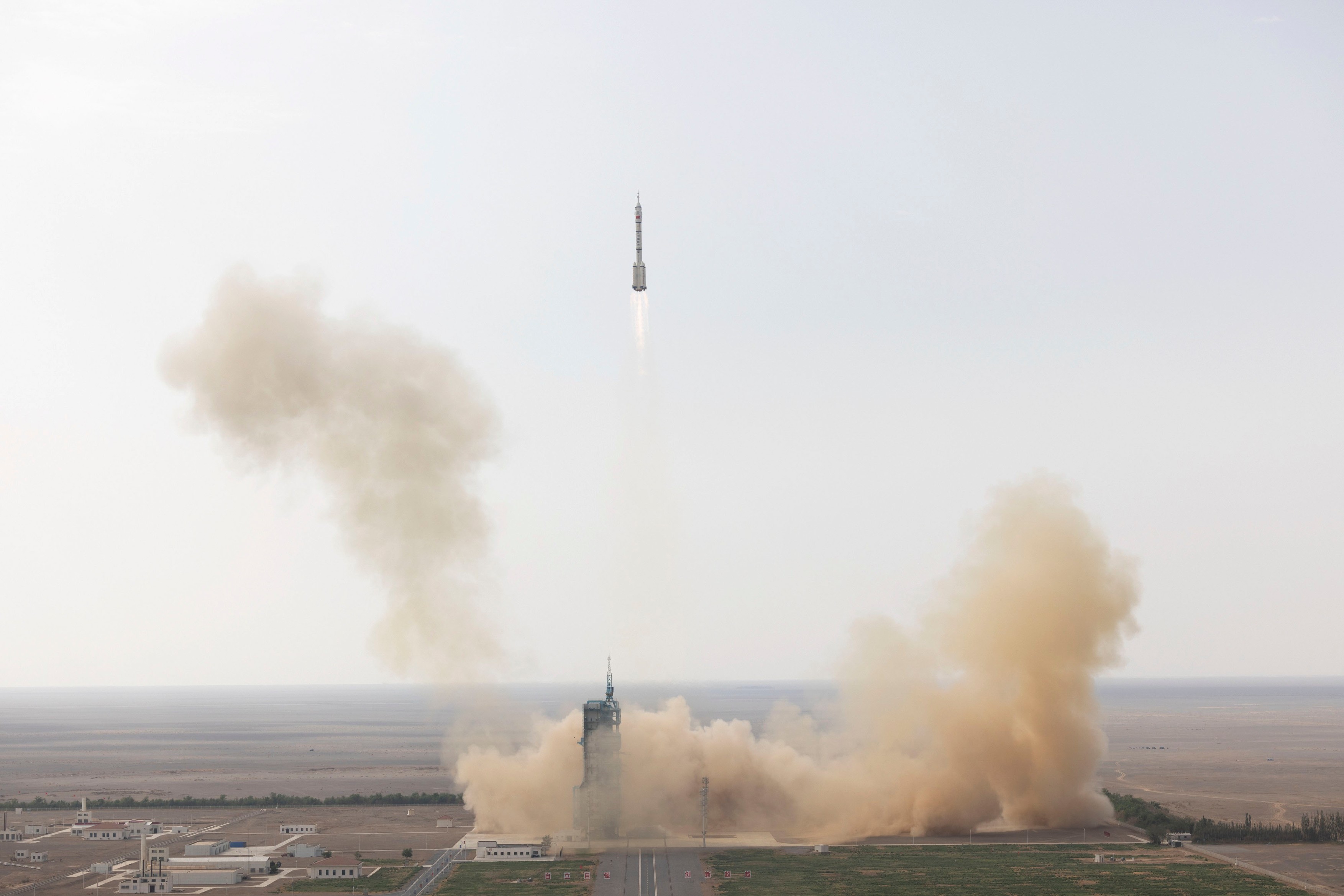 VIDEO | Momentul decolării rachetei chineze Shenzhou-16, cu primul astronaut civil la bord