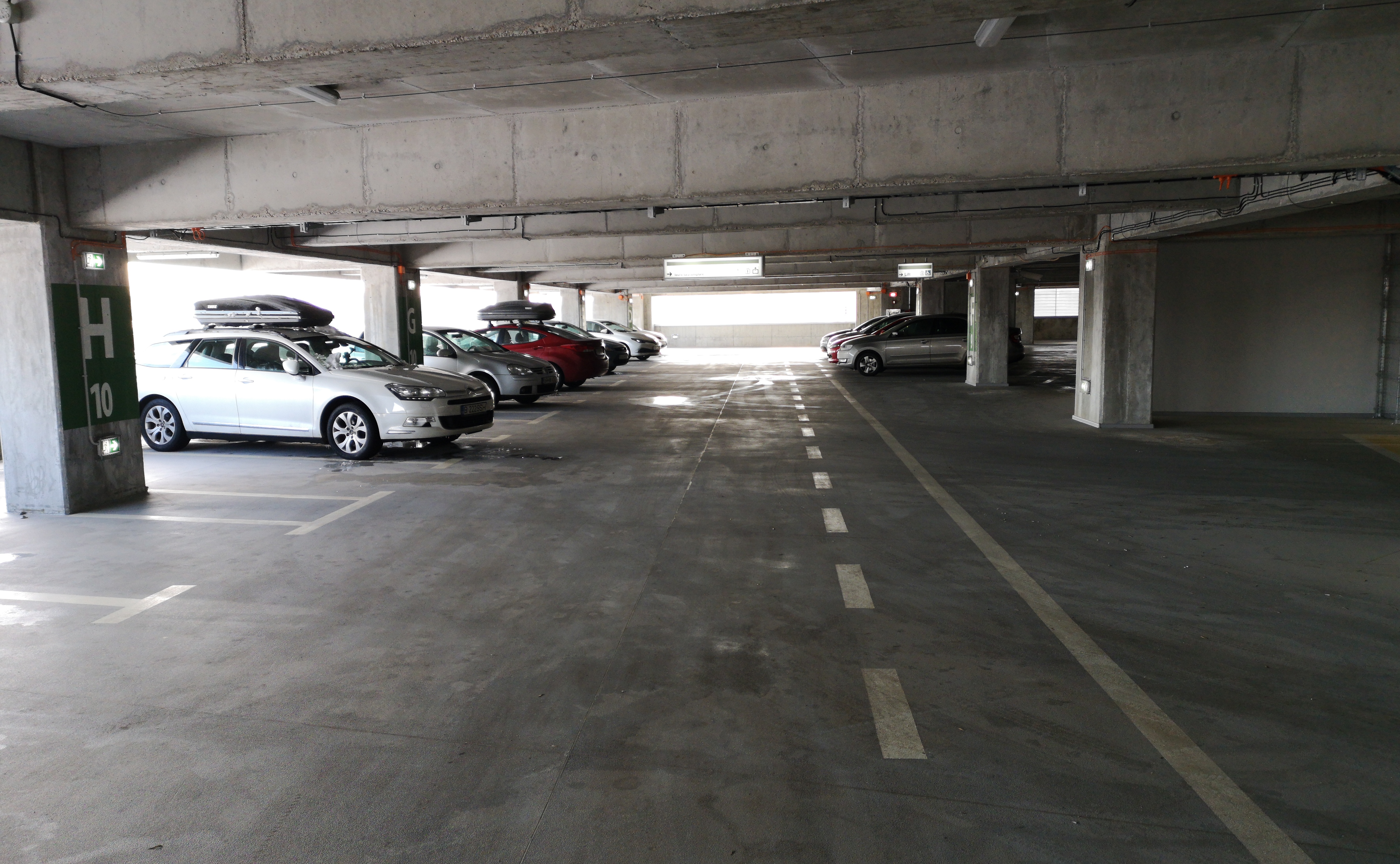 FOTO | Parcarea de 365 de milioane de lei zace goală. Șoferii aleg să parcheze lângă clădirea Străulești inaugurată acum două luni