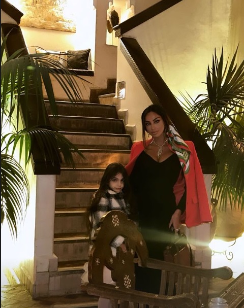 Imagini rare cu fiica Mădălinei Ghenea. Cât a crescut Charlotte, care la șase ani e pasionată de olărit