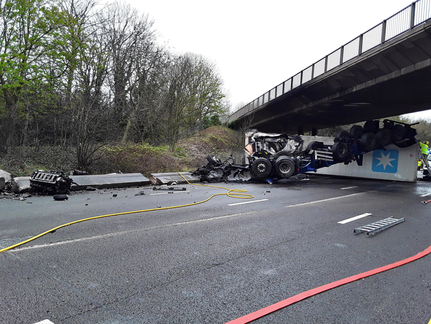 Camion rupt în două și cuprins de flăcări, cabina a fost aruncată de pe șasiu și motorul împrăștiat pe carosabil, pe o autostradă din Anglia