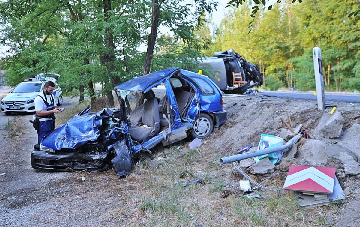 Microbuz românesc distrus în Ungaria, într-un accident cu un mort și doi răniți. Supraviețuitorii și-au pus mâinile-n cap când au văzut ce e pe șosea