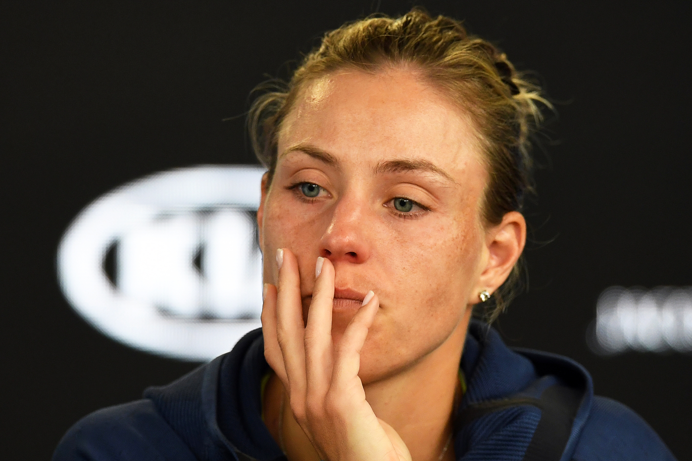 Angelique Kerber a plâns la conferința de presă, după înfrângerea din meciul cu Halep: ”Simona a jucat bine, nu am putut face nimic” | GALERIE FOTO&VIDEO