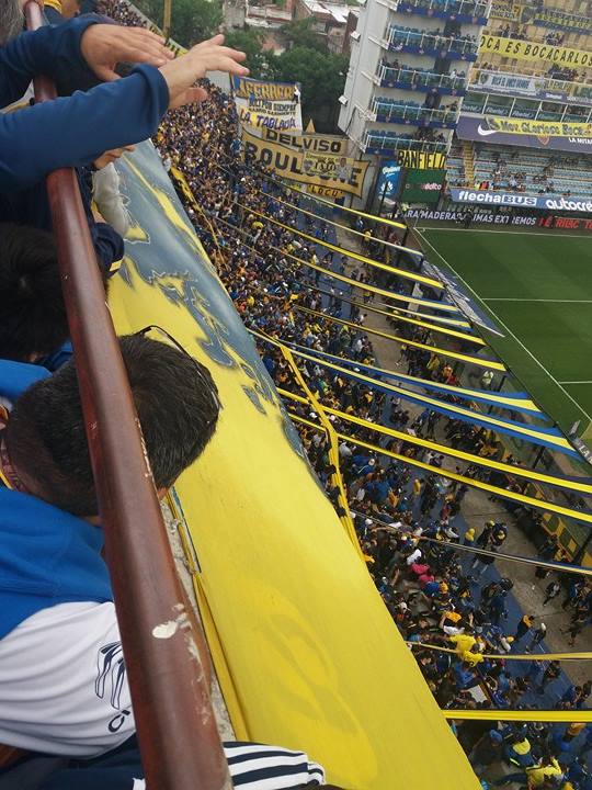 Nebunii de la nivelul al treilea al peluzei de pe celebrul "La Bombonera" au făcut tribuna să se miște ca la un seism. Cutremurul produs de "barras bravas"