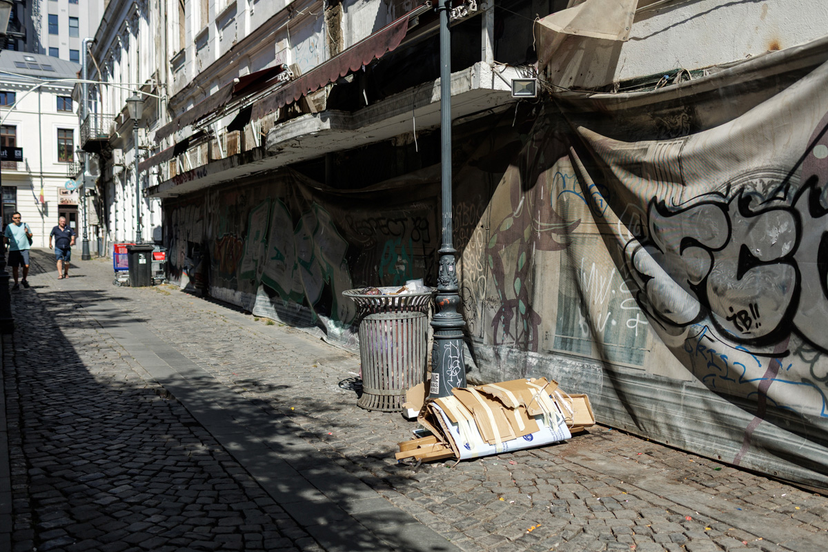 Curățarea Centrului Istoric a început, dar nu se vede. Cea mai profitabilă zonă turistică din București arată deplorabil