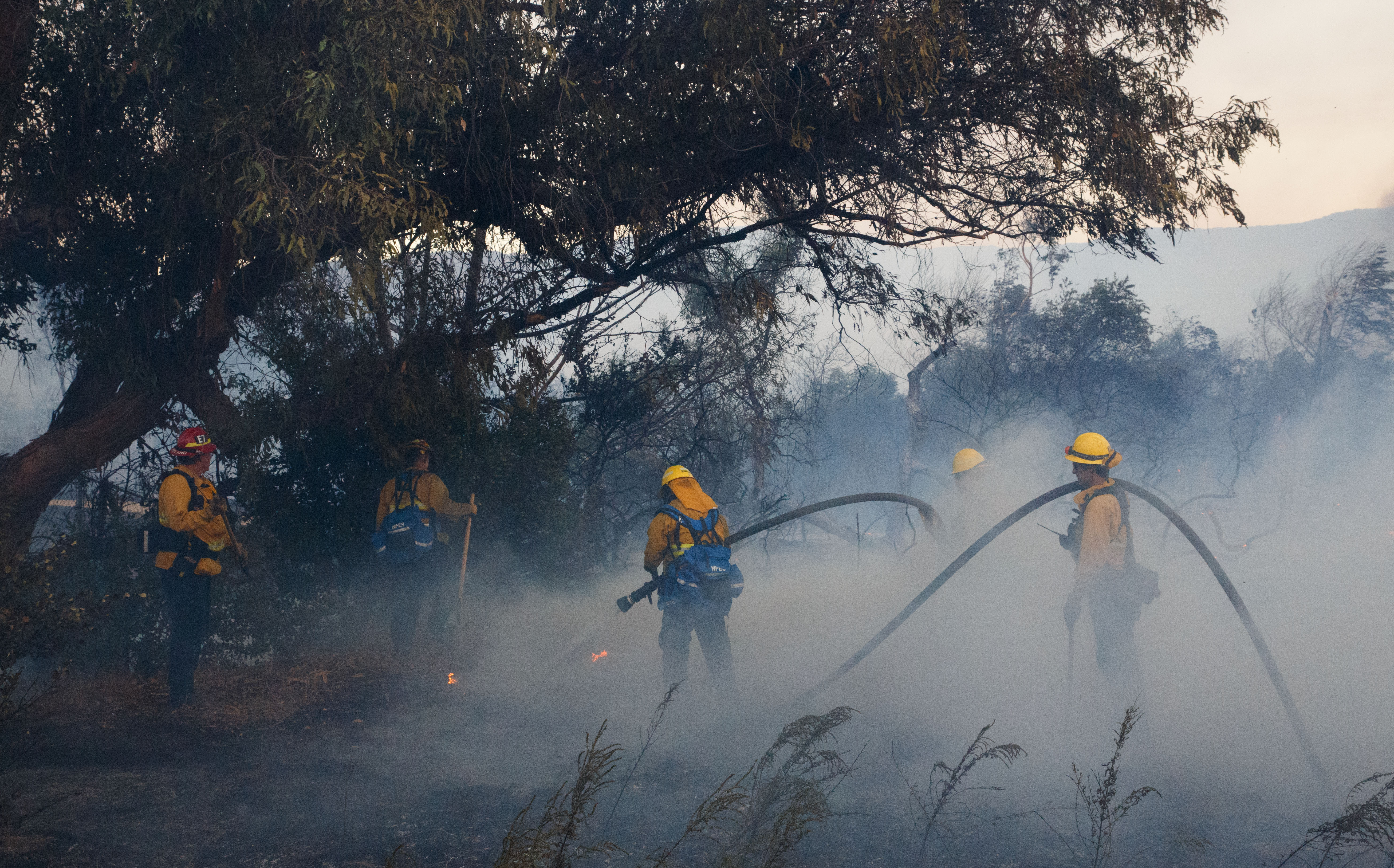 GALERIE FOTO| Incendii devastatoare în California. Cel puțin 23 de persoane au murit, mii de case și terenuri au fost distruse de foc