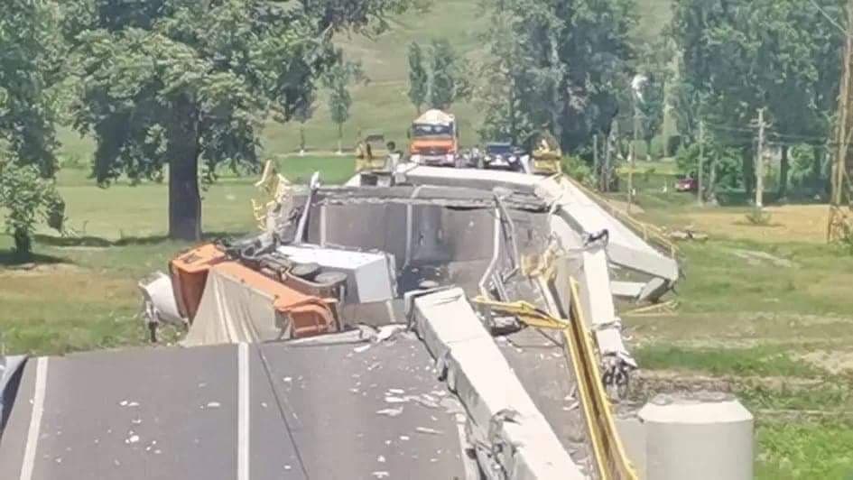 S-a prăbușit un pod rutier din Neamț, inaugurat anul trecut, după o reabilitare de 8 milioane de lei. Un bărbat a fost rănit