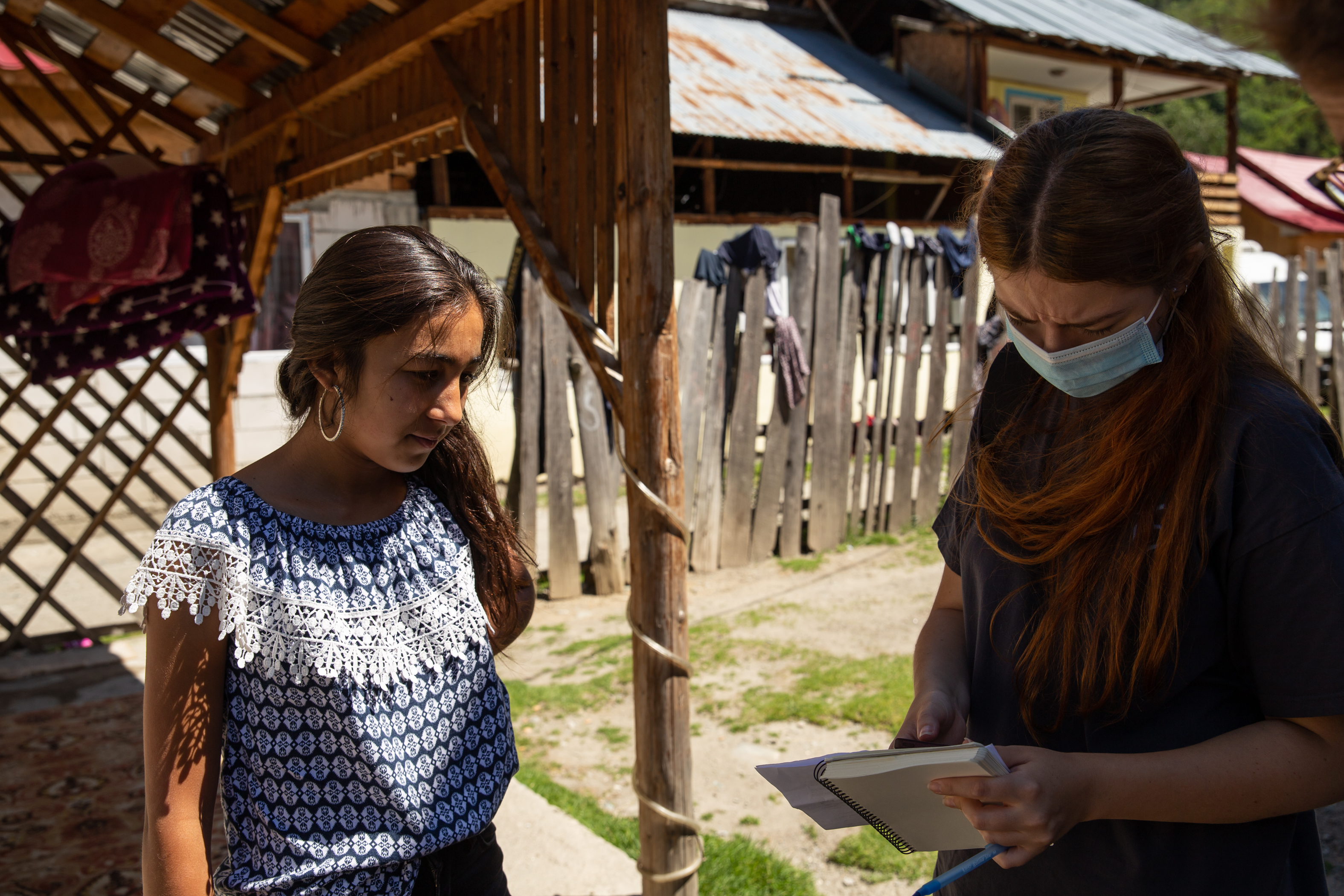 Voluntarii de la Casa Bună încearcă să ia copiii de la muncile câmpului și să-i așeze în fața computerului. “Sperăm să creştem dintre ei mici programatori”