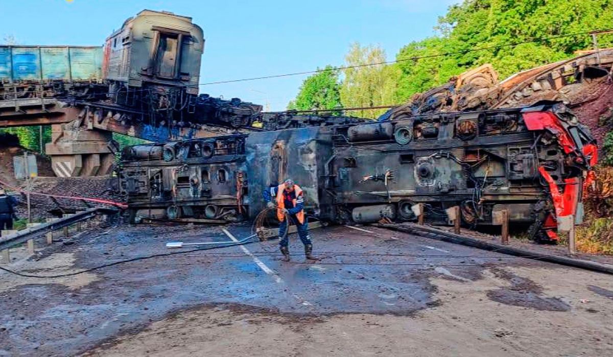 Cel puțin șapte morți și 66 de răniți după ce două poduri s-au prăbușit peste o cale ferată în Rusia, la granița cu Ucraina