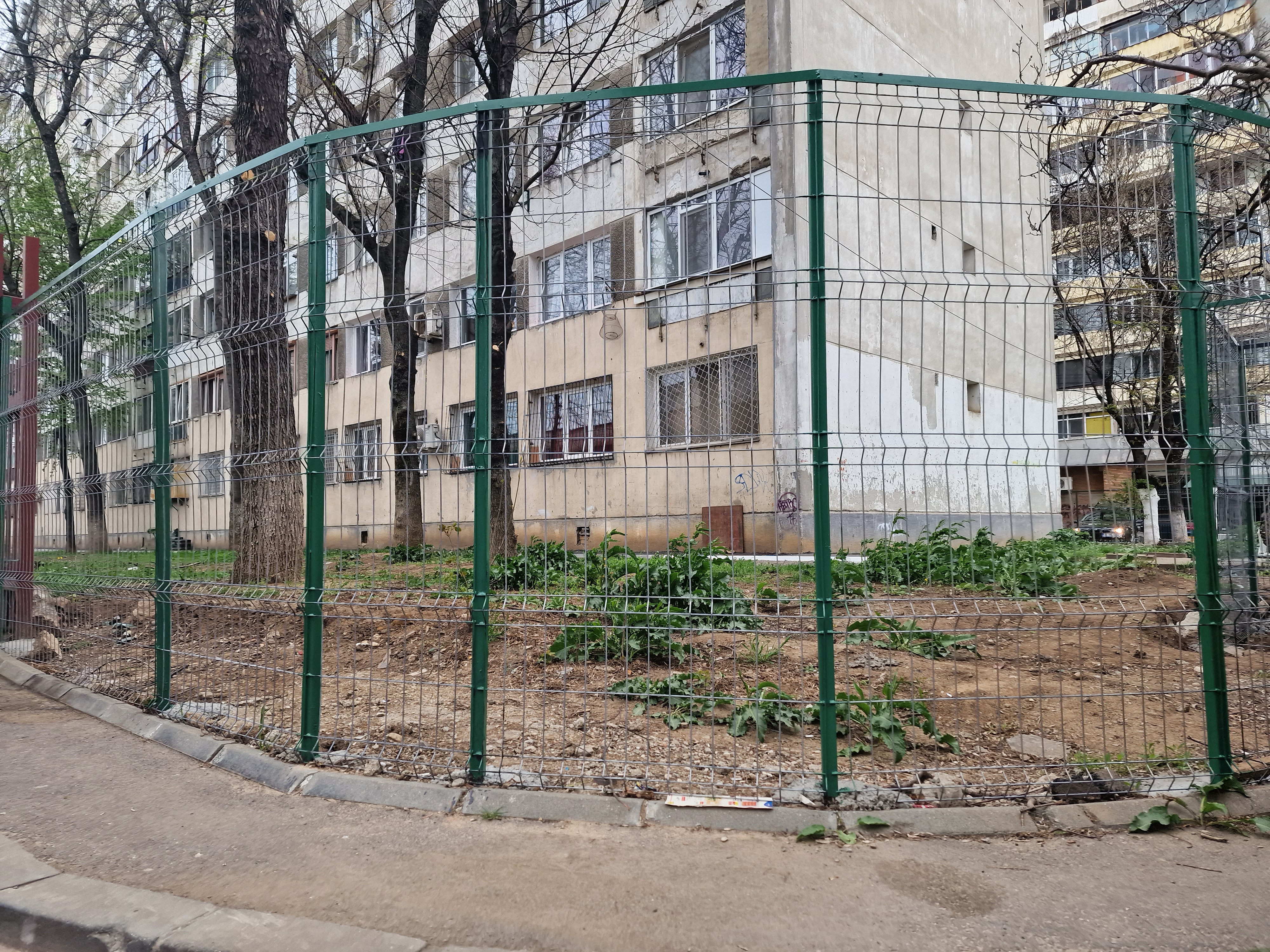 REPORTAJ. Garduri de doi metri, „ca la grădina zoologică”, în jurul blocurilor din Ferentari, înainte de Paște