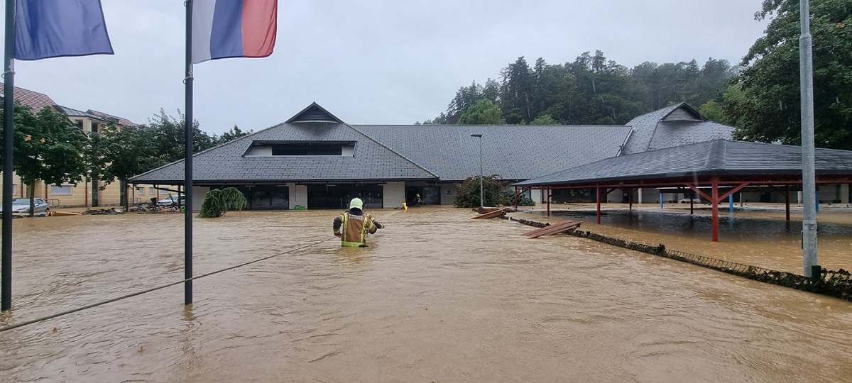 Unul dintre pompierii care au salvat 22 de copii dintr-o grădiniță și-a pierdut casa în timpul inundațiilor, în Slovenia