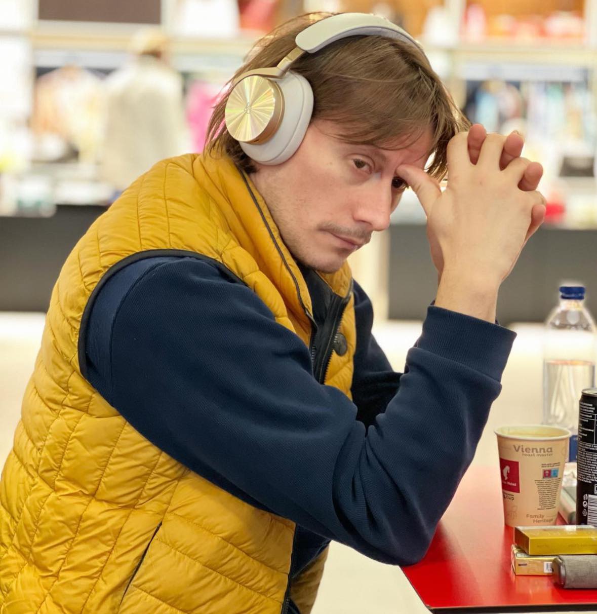 Marius Manole a explicat cum s-a accidentat pe scenă, în timpul spectacolului: „Așa mi-am rupt tot piciorul”. De ce nu ia o pauză pentru recuperare