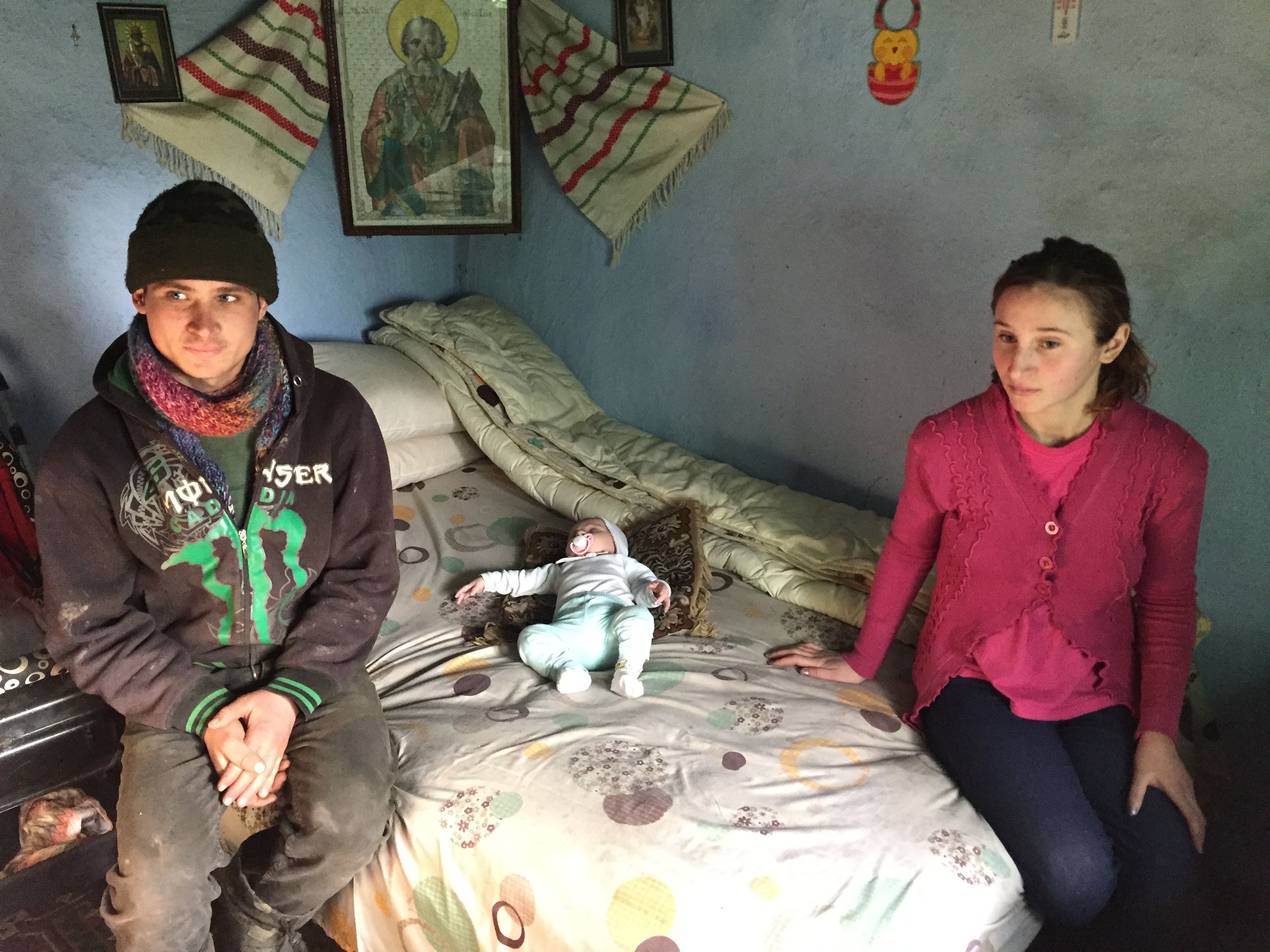 Anamaria nu are buletin, dar a luat deja viața în piept! Este mamă la 13 ani și își crește copilul într-un fost grajd!