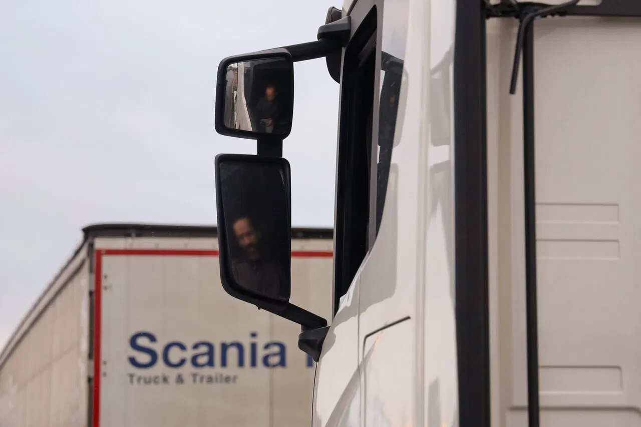 Un șofer de TIR e blocat de trei săptămâni într-o parcare din Germania, pentru că firma lui nu vrea să plătească, iar acasă îl așteaptă o fetiță de 7 luni: „E inuman!”