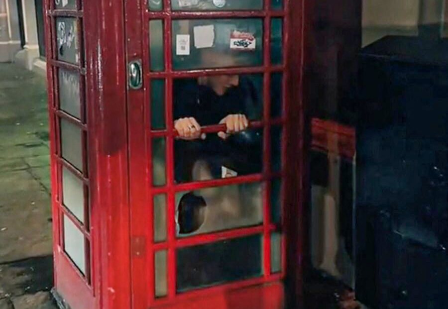 Csak egy kebabot akart enni, telefonfülkébe szorult a férfi