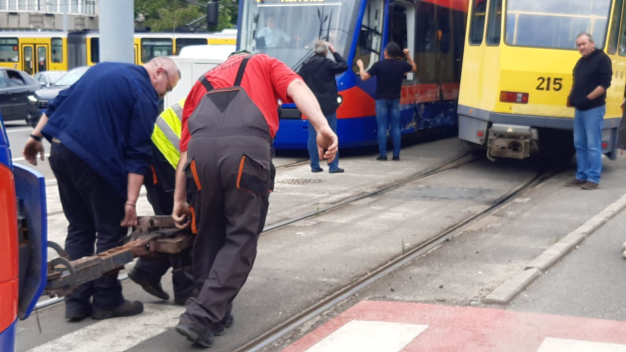 Accident între două tramvaie la Oradea. O persoană a fost rănită