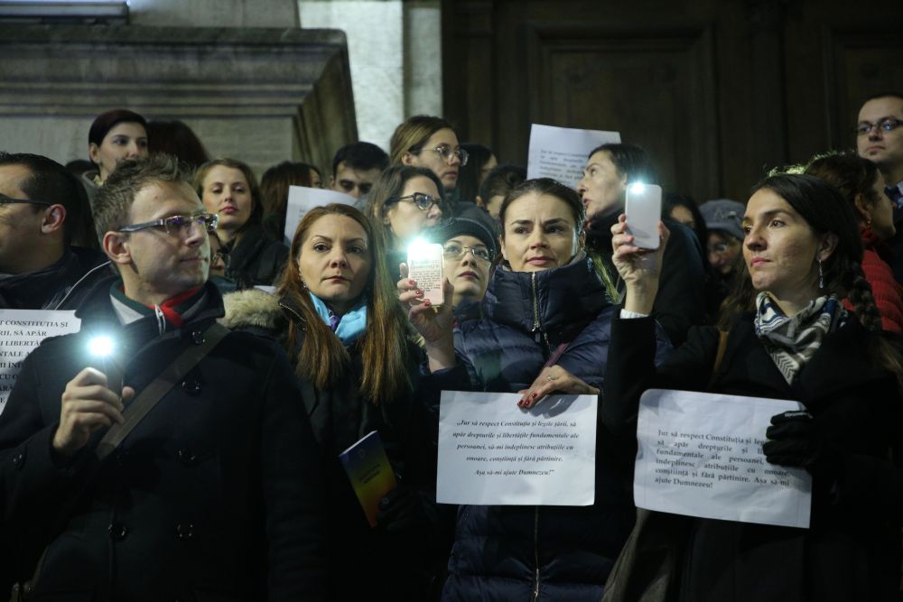 FOTO&VIDEO/ Sute de magistrați au protestat la Curtea de Apel București