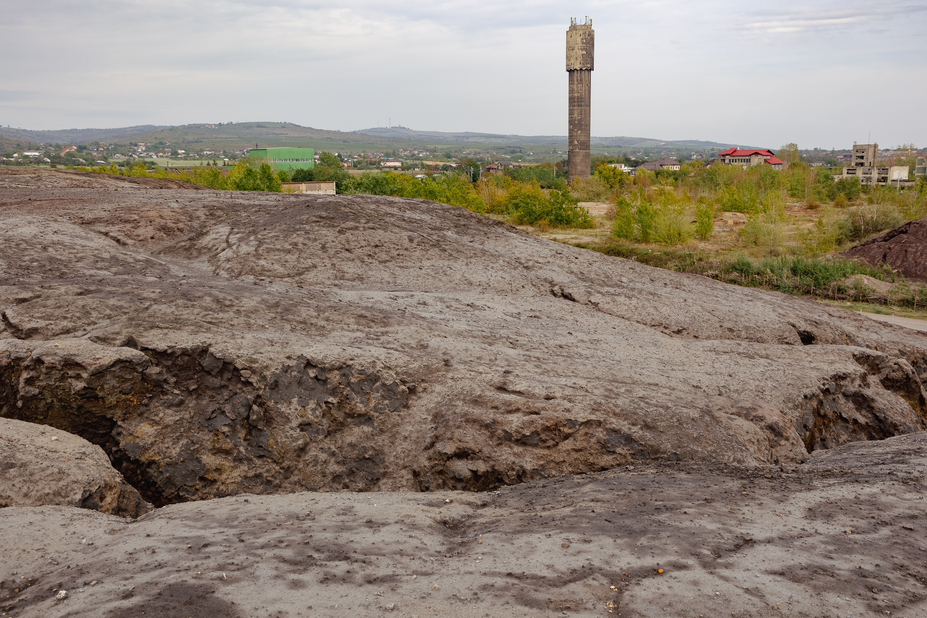 Cernobîlul de la Valea Călugărească, Prahova. Autoritățile și-au dat acordul pentru un mare depozit de gunoi lângă munții de deșeuri industriale. „Roșia Montană se mută la noi!”