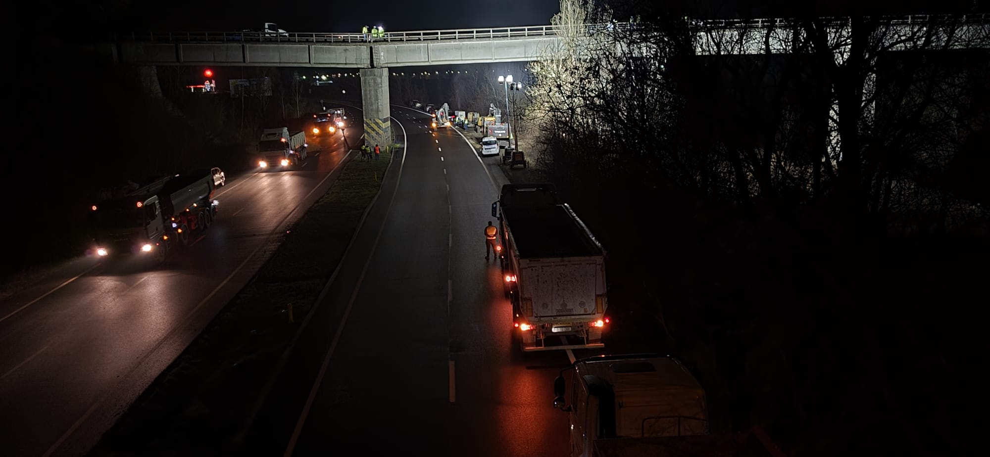 A început demolarea podului de cale ferată din Prahova. Circulația pe DN1, complet blocată cel puțin două zile | VIDEO