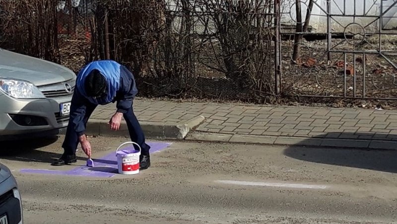 FOTO | Un bărbat din Bacău a vrut să-și marcheze locul de parcare cât mai vizibil, dar a fost amendat de polițiști!