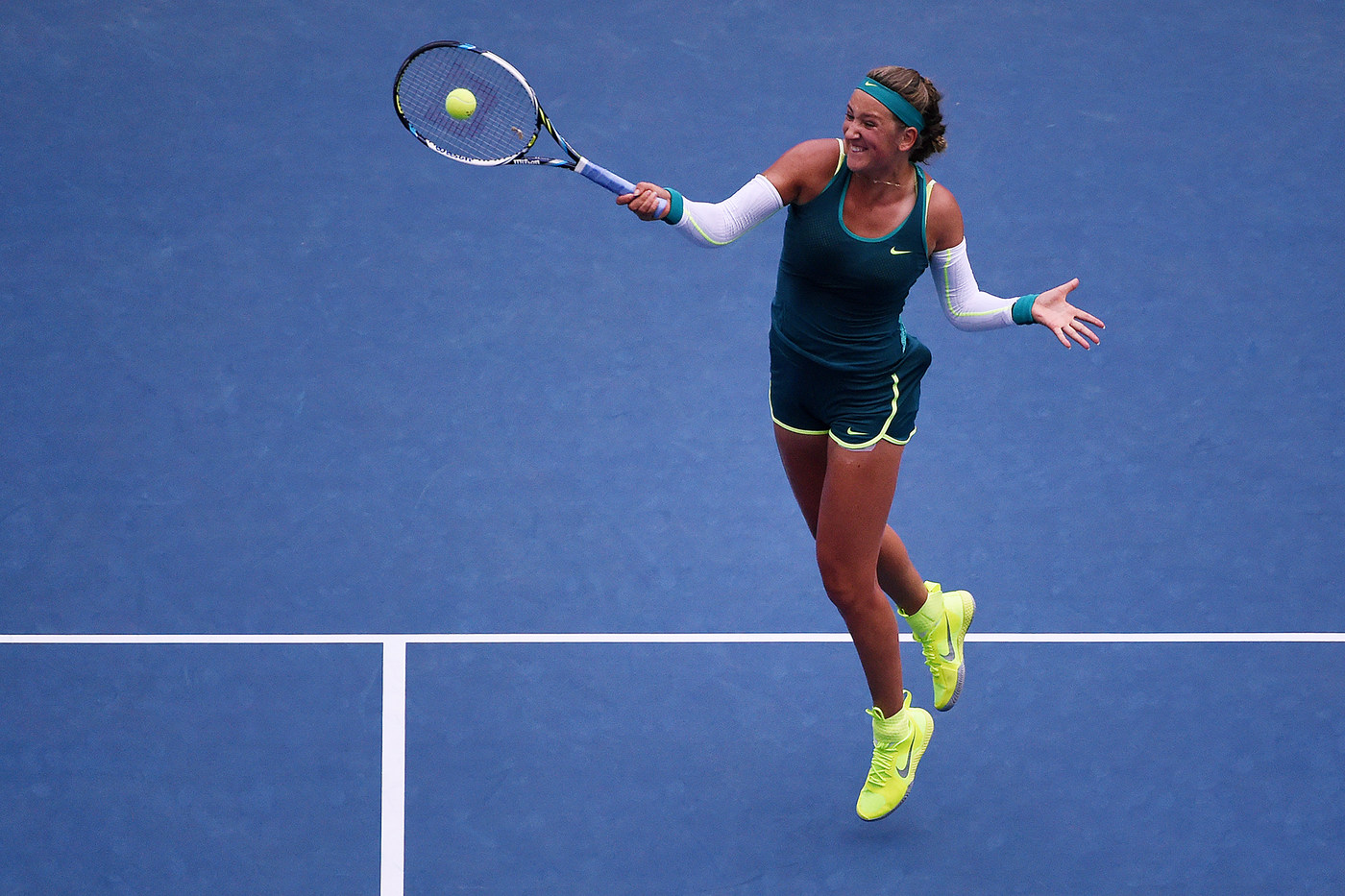 Superperformanţă realizată de Simona Halep, care a învins-o pe Victoria Azarenka, în trei seturi, şi s-a calificat în semifinalele de la US Open. Românca a condus ostilităţile în primul set, l-a cedat pe cel secund, dar a fost formidabilă în decisiv. Meciul a fost întrerupt o oră în ultimul act din cauza ploii. Simona a egalat performanţa Irinei Spârlea din 1997 / LIVE BLOG & SUPERGALERIE FOTO