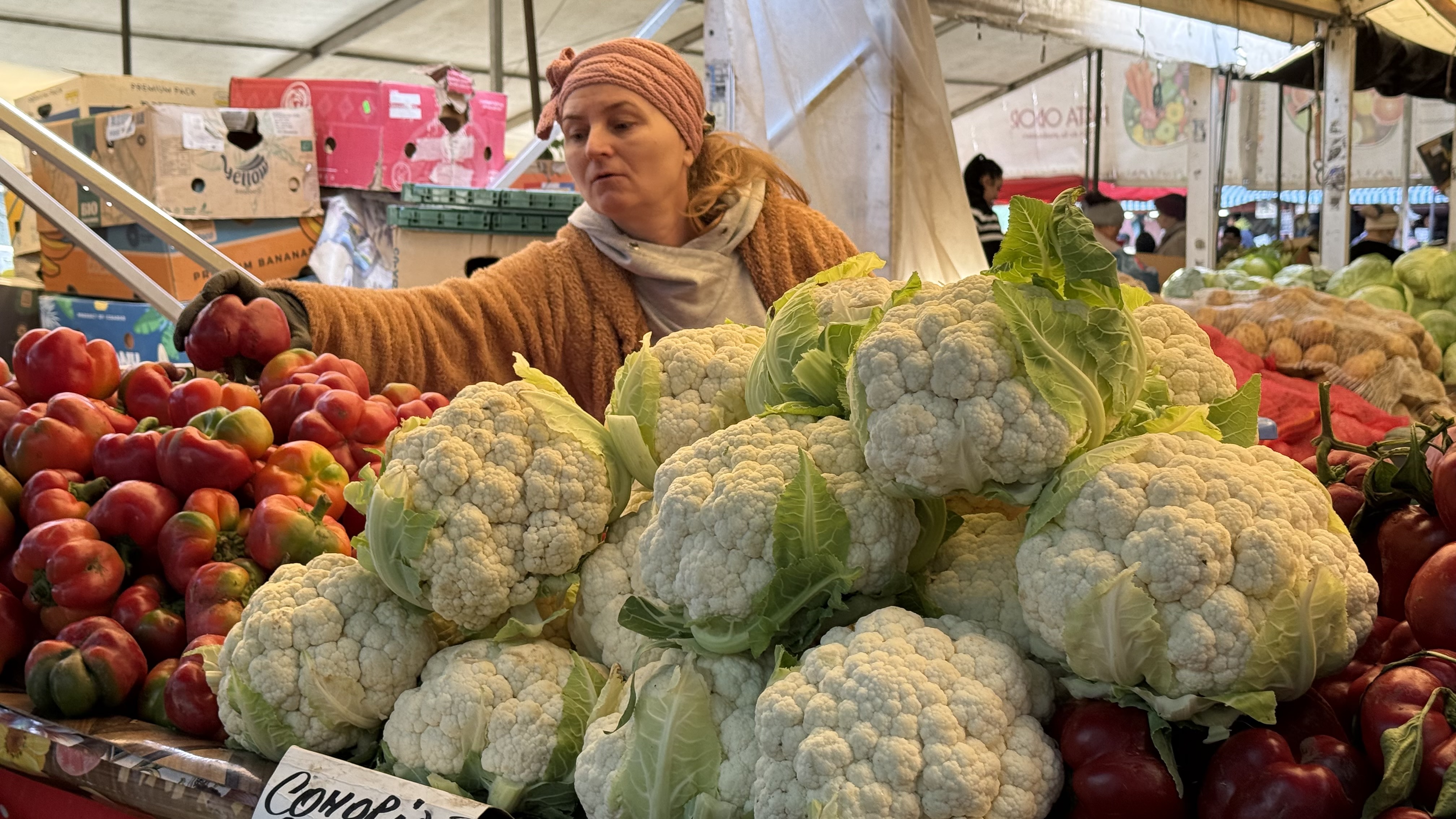 Murăturile din Piața Obor s-au scumpit mai mult decât carnea. „Cum să coste hreanul atât?! Rasolul de porc e la 14 lei în hală, am înnebunit?!”