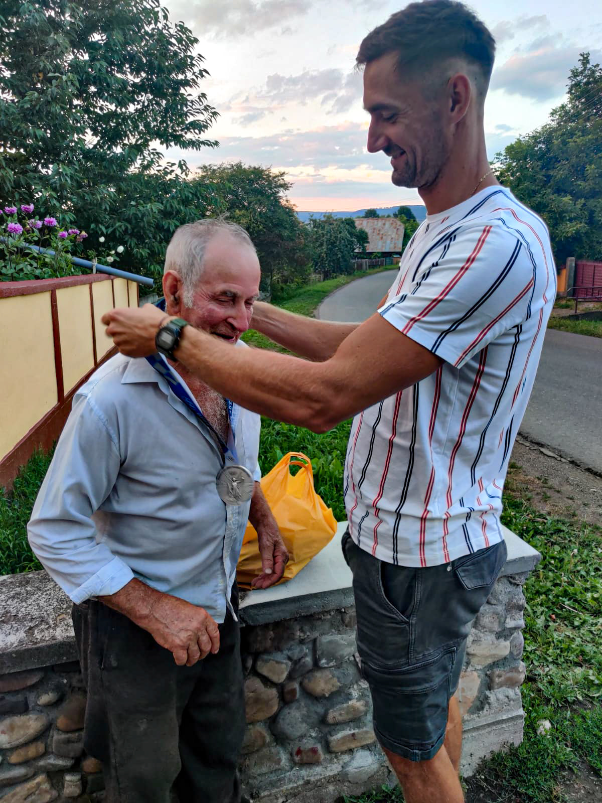 Canotorul Marius Cozmiuc i-a făcut cadou bunicului său medalia olimpică: „Moșu’ a ținut în mâini zeci de medalii”