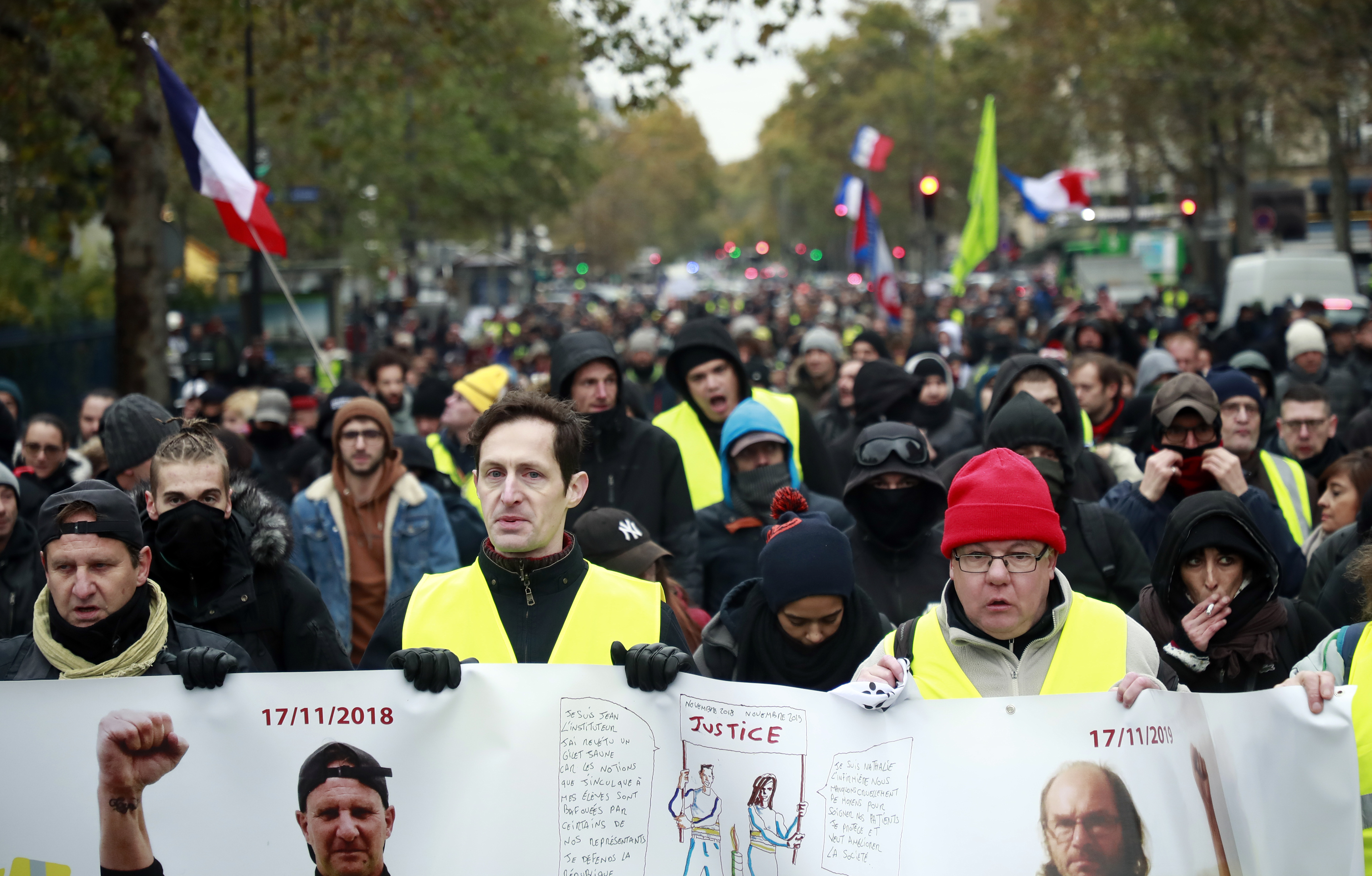 UPDATE | Noi violențe la Paris, la aniversarea unui an de la protestele „Vestelor Galbene”. Polițiștii au folosit gaze lacrimogene și au reținut peste 100 de persoane