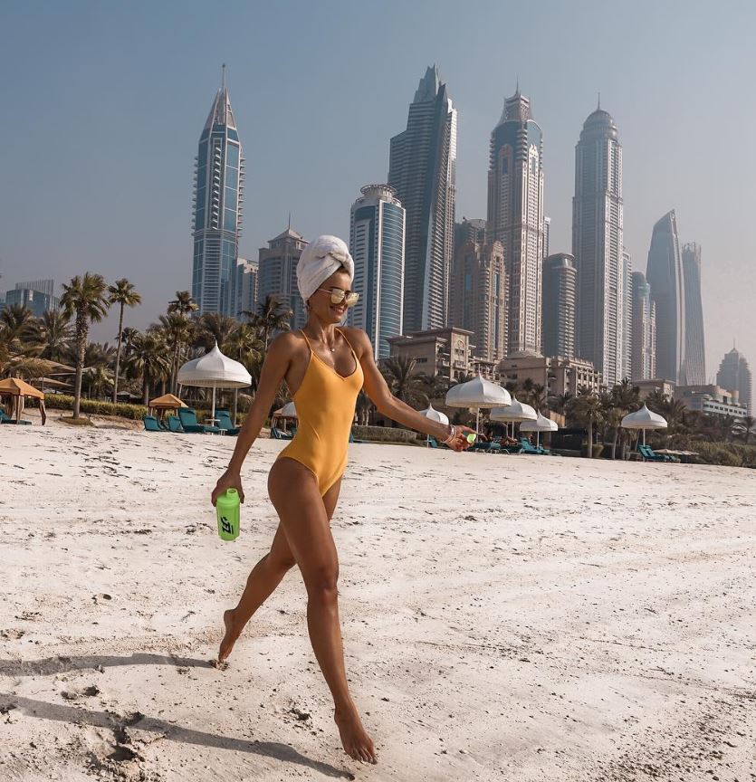 GALERIE FOTO | Cea mai sexy polițistă din Germania se întoarce la muncă. Renunță la pozele în bikini pentru uniformă