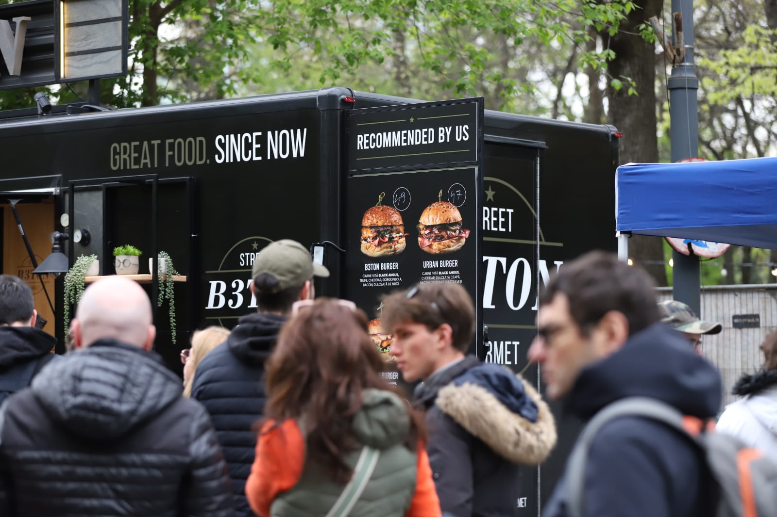 Bucharest Street Food Festival a început. Ce găsiți pe Bulevardul Kiseleff: de la burgeri la paella, plus dulciuri pentru toate gusturile