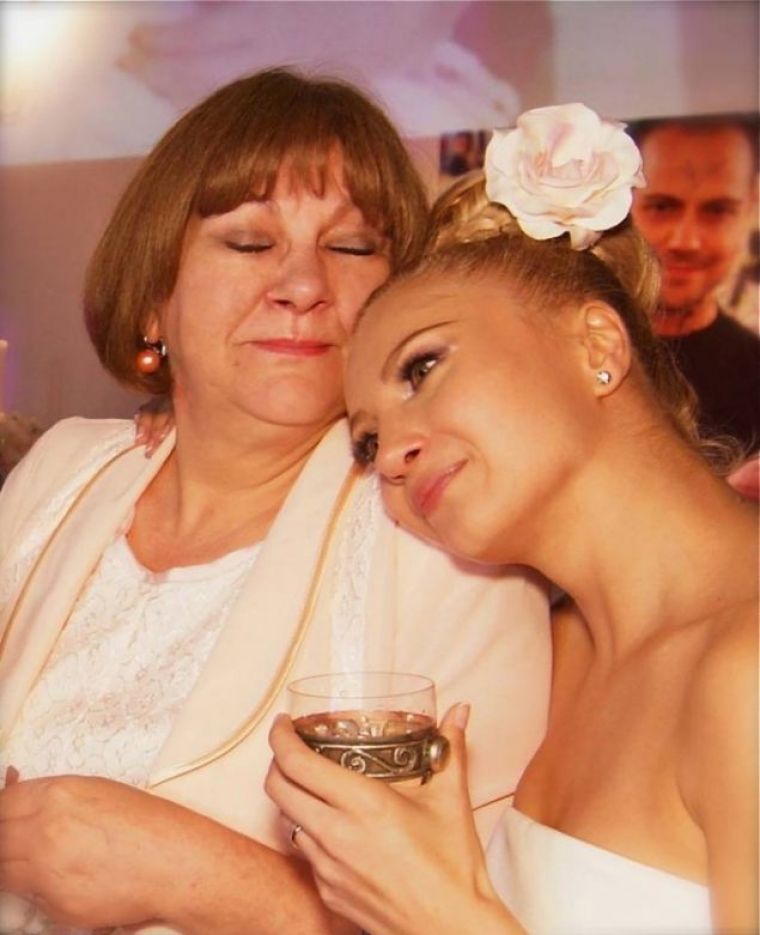 Lora, mesaj dureros în memoria mamei sale: „Rareori trece o zi fără să-mi imaginez cum ar fi fost dacă o mai aveam”
