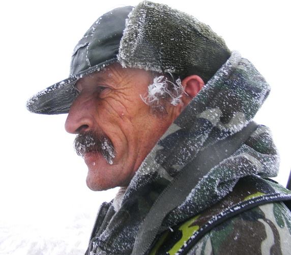 REPORTAJ/A trăit în munți cu sălbăticiunile. Nea Cârdei, omul care a adus pădurea în oraș