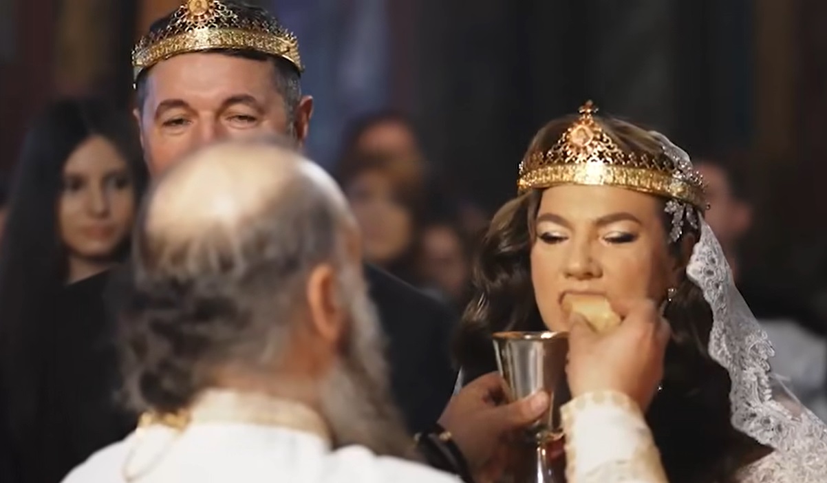 Imagini nevăzute până acum de la nunta Mihaelei Borcea cu Sorin Rap. Gestul făcut de îndrăgostiți în biserică a fost surprins de fotografi