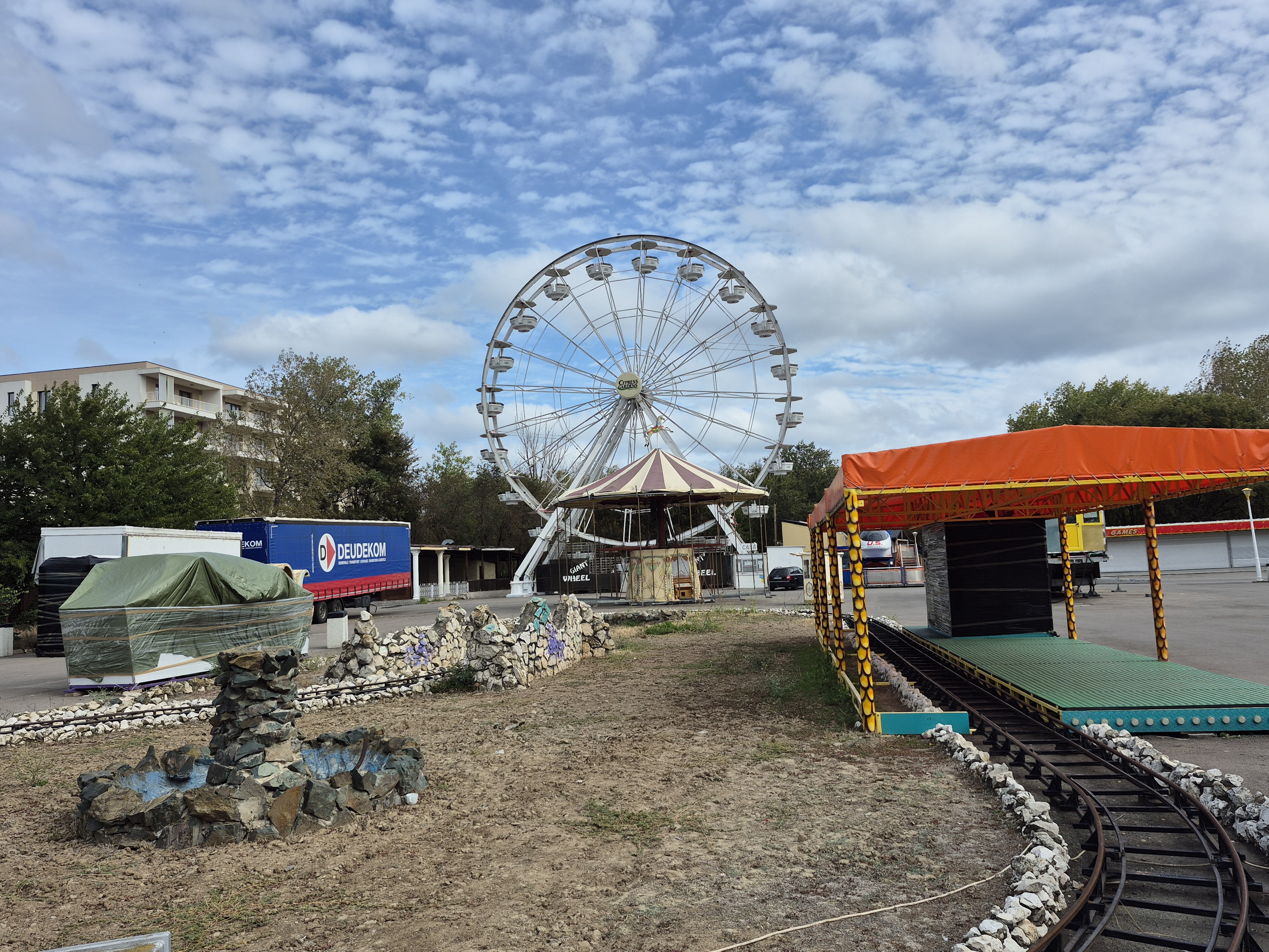 Sfârșit de sezon la Mamaia: turiștii au plecat, iar parcul de distracții din Satul de Vacanță a rămas pustiu