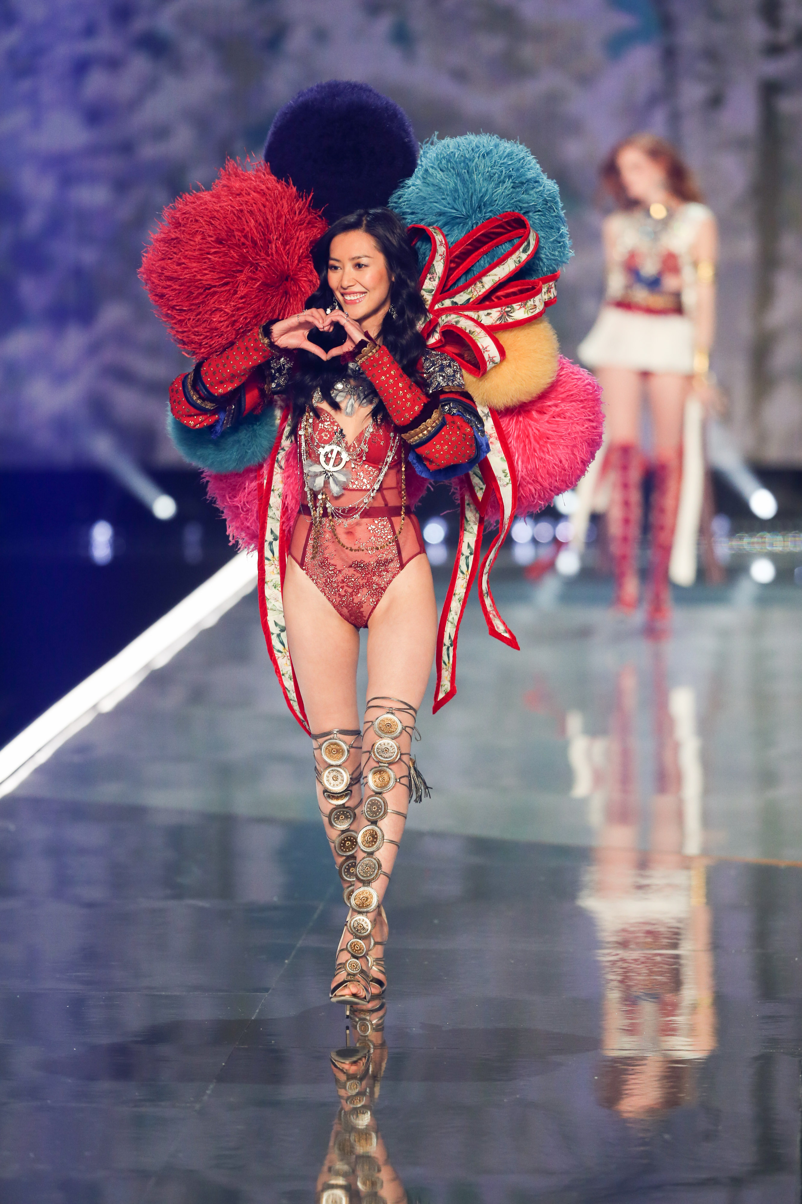 GALERIE FOTO | Incidente la showul Victoria's Secret din Shanghai: un model a căzut pe podium, două celebrități nu au primit viză