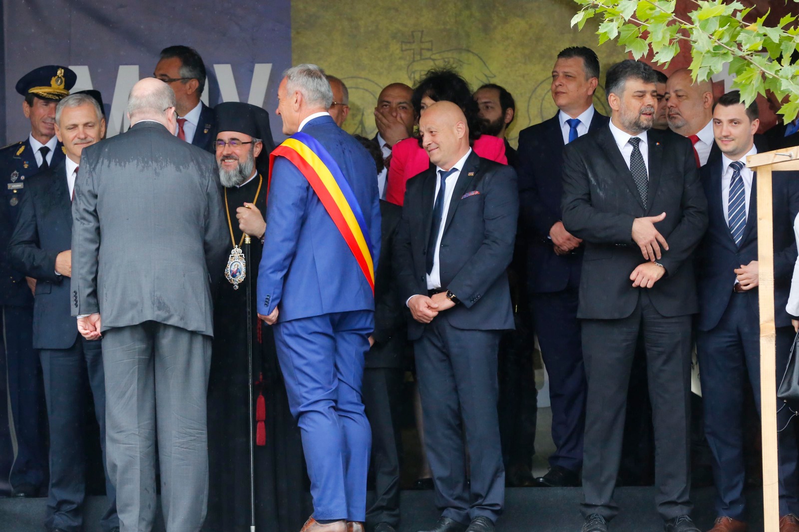 FOTOREPORTAJ: Peste 10.000 de oameni, la Buzău, de Ziua Eroilor. Jumătate au fost elevi aduși de profesori