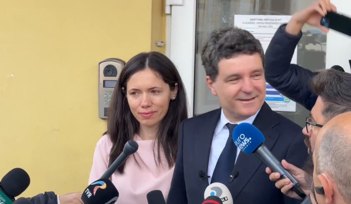 Cum a apărut Mirabela Grădinaru la secția de votare din Făgăraș. Cât costă rochia aleasă de partenera lui Nicușor Dan