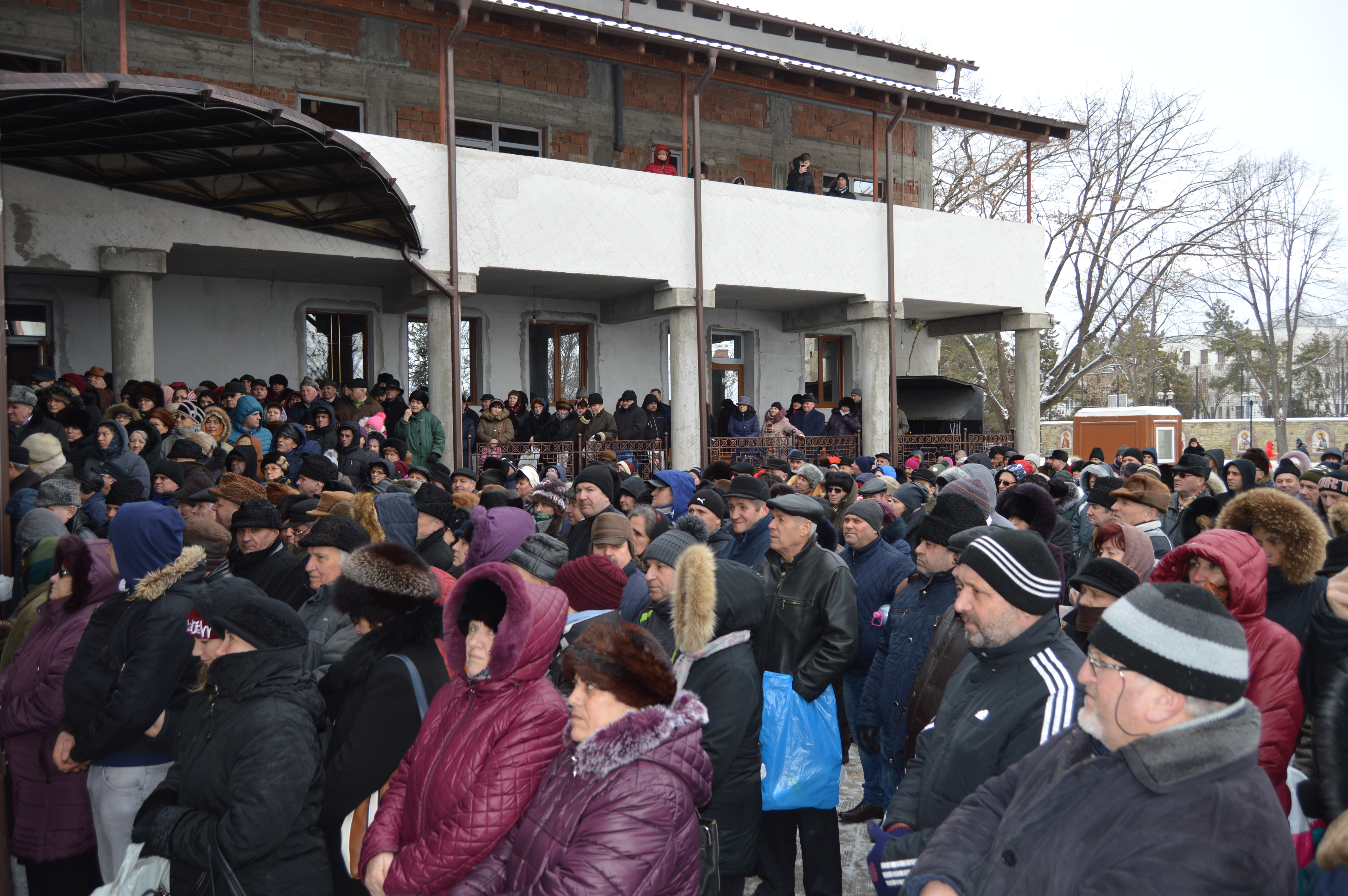 VIDEO&FOTO/ Scandal la împărțitul aghesmei, la biserica ctitorită de Ștefan cel Mare în Vaslui: "Unii au venit cu sticle de 5 litri, parcă fac borș cu agheasmă"